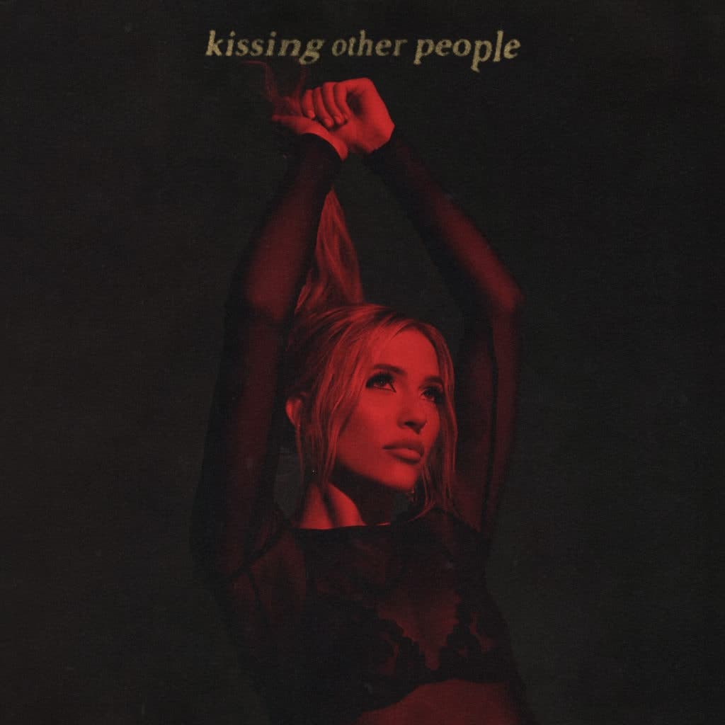 Lennon Stella KISSING-COVER-202236800